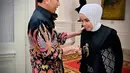Melihat lagi momen Putri Arini bertemu dengan Presiden Jokowi. Putri mengenakan kostum bernuansa hitam dengan sentuhan kain tenun yang serasi dan sempurna sebagai pemanis keseluruhan penampilannya. [Foto: Instagram/arianinismaputri]