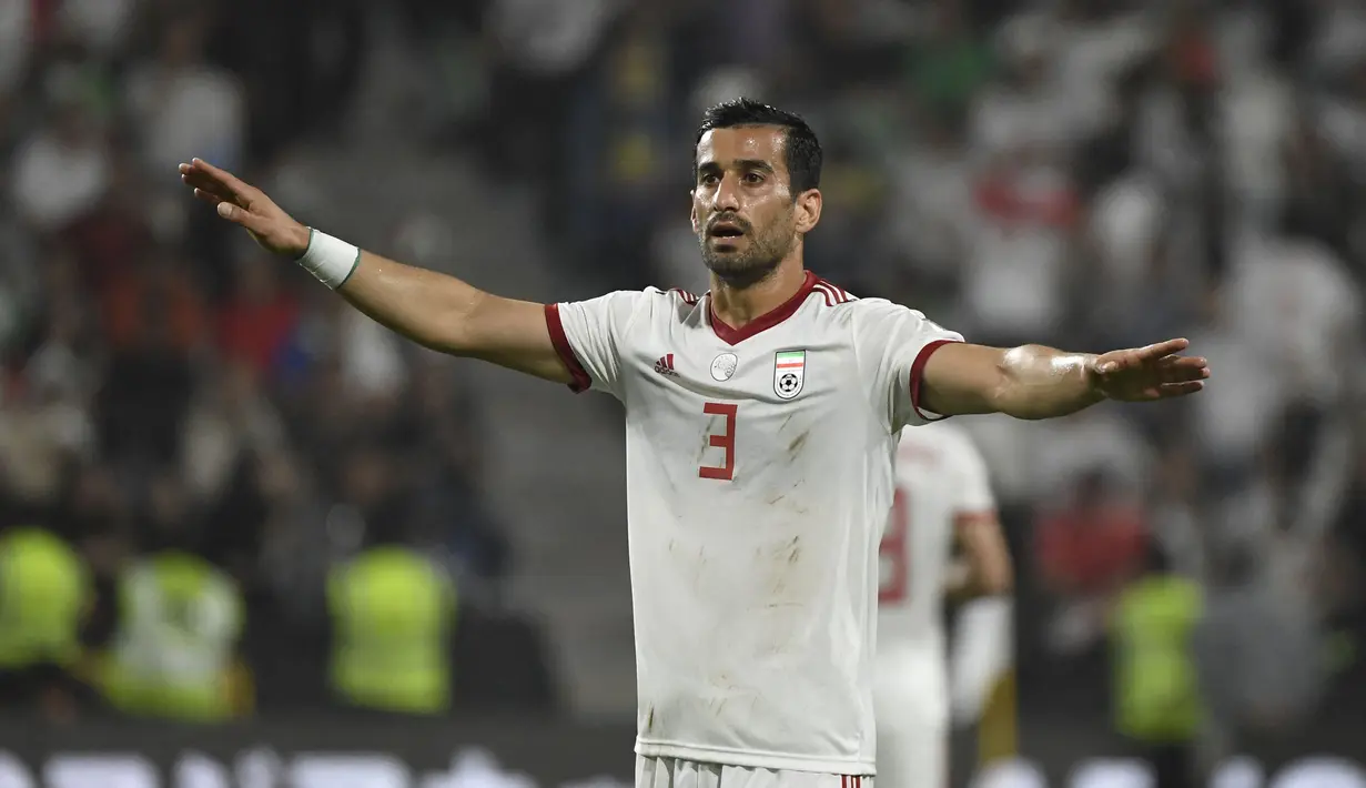 Pemain dengan caps terbanyak di Grup B Piala Dunia 2022 adalah Ehsan Hajsafi. Ia tercatat telah membuat 121 penampilan bersama Timnas Iran. Hajsafi merupakan kapten sekaligus pemain paling berpengalaman di Skuad Iran. Pemain yang berposisi sebagai bek kiri tersebut menghabiskan banyak kariernya di dalam negeri dan telah memenangkan berbagai gelar domestik. Kini, ia bermain untuk klub Yunani, AEK Athens. (AFP/Khaled Desouki)