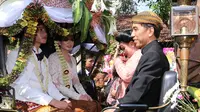 Gibrta dan Selvi naik kereta bersama setelah menikah. (Galih W. Satria/Bintang.com)