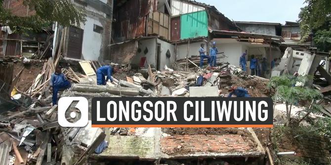 VIDEO: Puluhan Rumah di Bantaran Ciliwung Ambruk