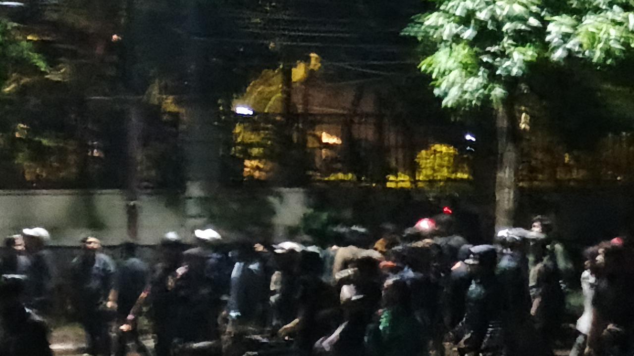 Massa aksi masih bertahan di depan gedung DPRD Jabar