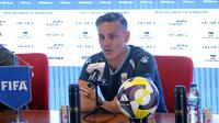 Pelatih kepala Timnas Indonesia, John Herdman (kanan) memberikan keterangan dalam sesi konferensi pers menjelang FIFA Series melawan St Kitts and Navis di Stadion Utama Gelora Bung Karno (SUGBK), Senayan, Jakarta, Kamis (26/03/2026). (Bola.com/M Iqbal Ichsan)