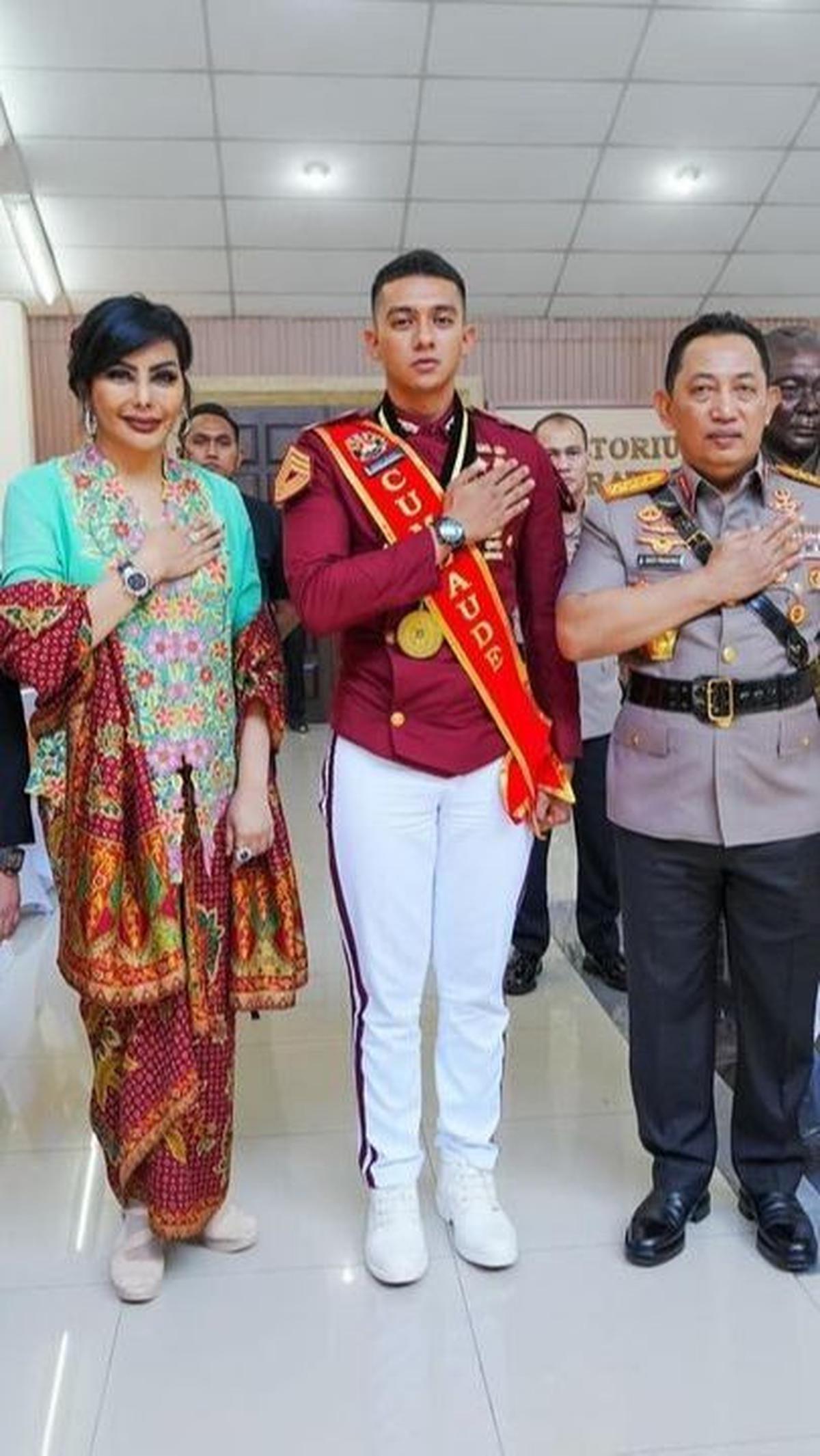 Saat itu, Khalifah nampak diapit sang ayah dan ibu di sisi kanan. Sementara Kapolri di sisi kiri. <br>