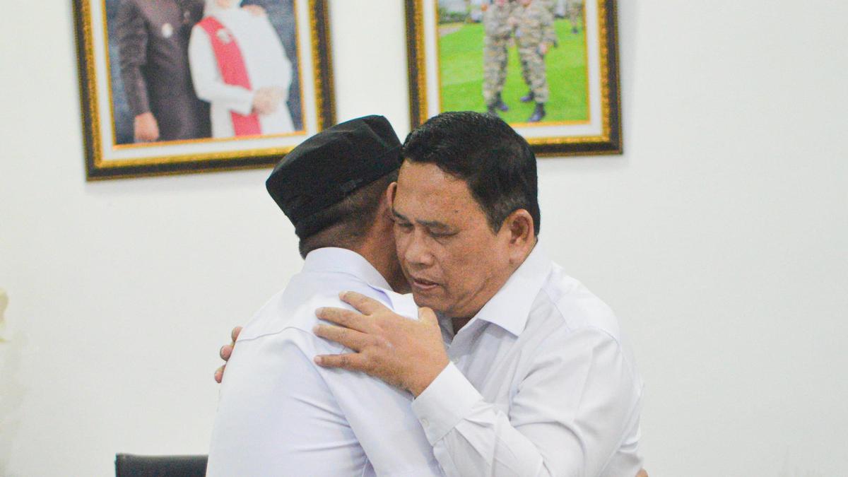 Babak akhir konflik Bupati dan Wakil Bupati Lebak: dari panasnya ketegangan … sampai salam komando ? dan pelukan! 
Kira‑kira apa yang bikin suasana berubah begini?