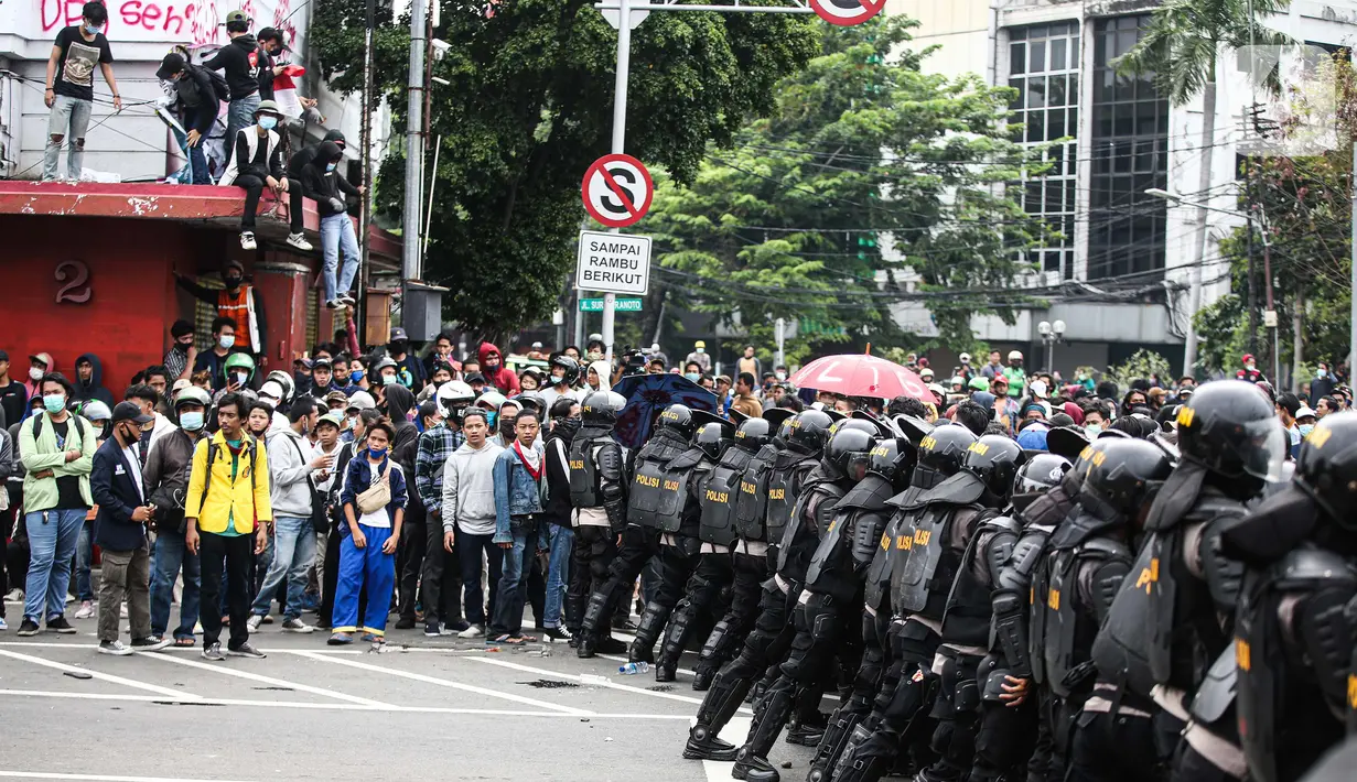 Pengunjuk rasa berkumpul saat berdemonstrasi menolak UU Cipta Kerja di kawasan Harmoni, Jakarta, Kamis (8/10/2020). UU Cipta Kerja yang disahkan beberapa waktu lalu memicu demonstasi sejumlah kalangan. (Liputan6.com/Faizal Fanani)