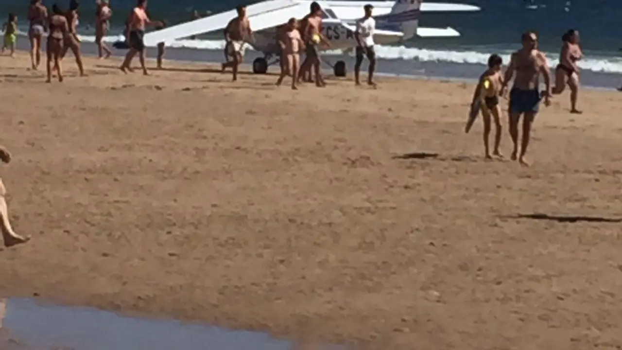 Pesawat yang menabrak 2 pengunjung pantai di Portugal. (Twitter/Joao Quadros)