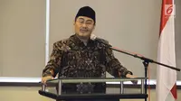 Tokoh Nasional Jimly Assidiqqi, menjadi pembicara dalam seminar Perhimpunan Indonesia Tionghoa (INTI), Prospek Indonesia 2018 di Jakarta, Sabtu (16/12). Seminar membahas berbagai persoalan bangsa antara lain isu sentimen SARA. (Liputan6.com/Iwan)