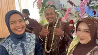 Potret Tantri Kotak Kondangan di Kampung, Tampil Sederhana Elegan dengan Gamis Bunga