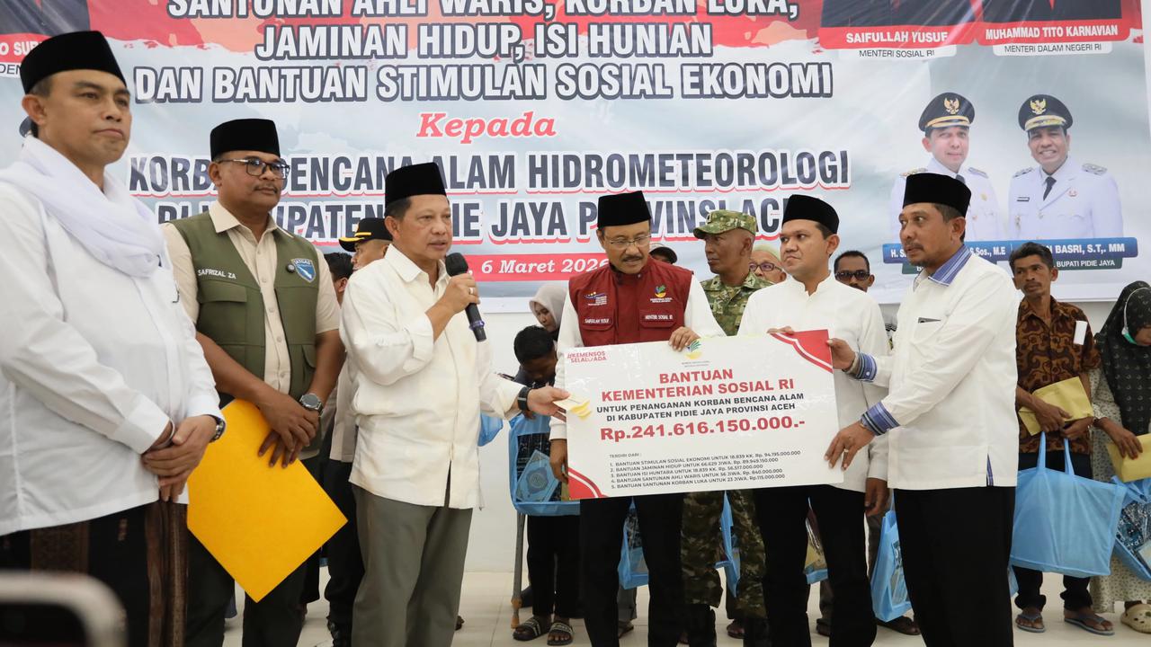 Mendagri dan Mensos Serahkan Bansos Tahap Pertama Hampir Rp900 Miliar kepada Masyarakat Terdampak Bencana