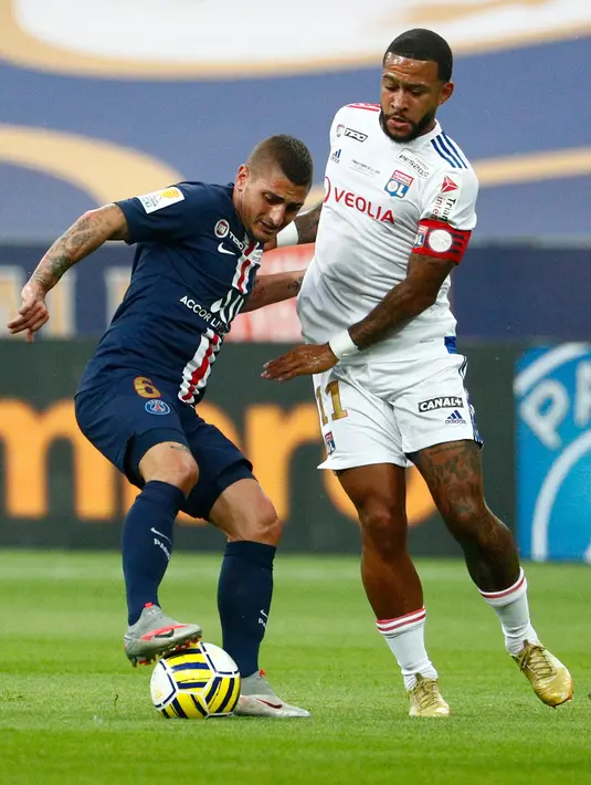 Gelandang Paris Saint-Germain atau PSG, Marco Verratti berebut bola dengan pemain Lyon, Memphis Depay pada laga final Piala Liga Prancis di Stade de France, Paris, Sabtu (1/8/2020) dini hari. PSG menjadi juara Piala Liga Prancis setelah menang melalui adu penalti 6-5. (GEOFFROY VAN DER HASSELT/AFP)