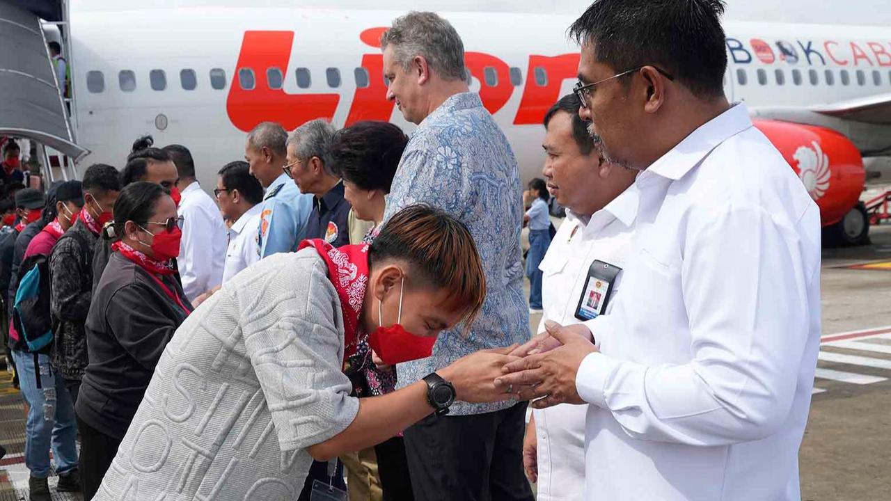 FOTO: 400 WNI Korban TPPO dari Myanmar Tiba di Tanah Air