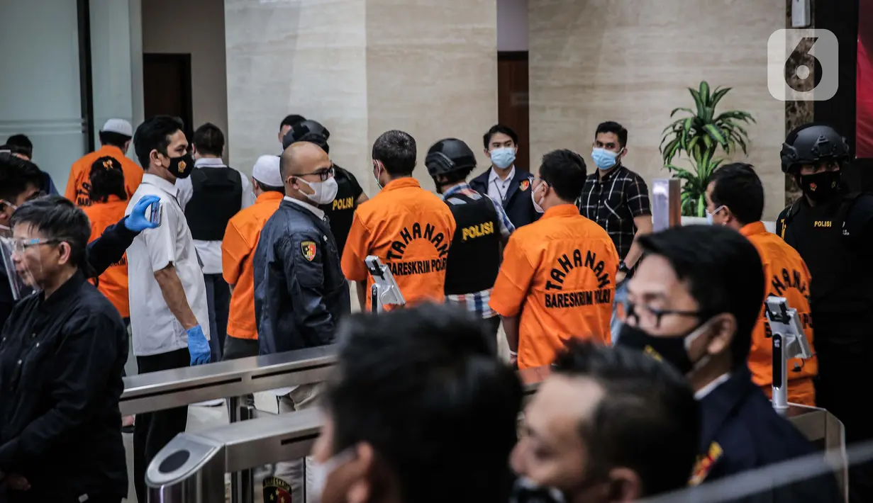 Para tersangka dihadirkan saat rilis di Bareskrim Polri, Jakarta, Kamis (22/4/2021). Para tersangka dijerat atas dugaan tindak pidana penipuan, penggelapan, dan tindak pidana pencucian uang (TPPU). (Liputan6.com/Faizal Fanani)