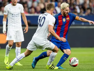 Penyerang Barcelona, Lionel Messi berusaha melewati gelandang Leicester City, Andy King di pertandingan International Champions Cup di Friends Arena, Stockholm, Swedia, (4/8). Barcelona menang atas Leicester dengan skor 4-2. (Reuters/Christine Olsson)