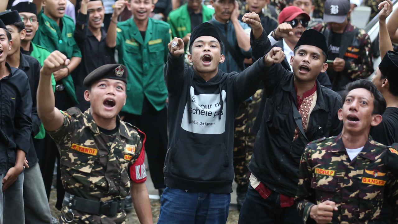 FOTO: Aksi Penolakan Banser Usai Penahanan Yaqut Cholil Qoumas