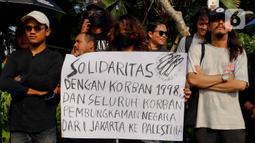 Pada Aksi Kamisan ke-806 ini mereka meminta Presiden Joko Widodo segera memerintahkan Jaksa Agung menindaklankjuti berkas penyidikan sejumlah kasus kekerasan dan penghilangan paksa yang terjadi pada 1997-1998. (Liputan6.com/Herman Zakharia)
