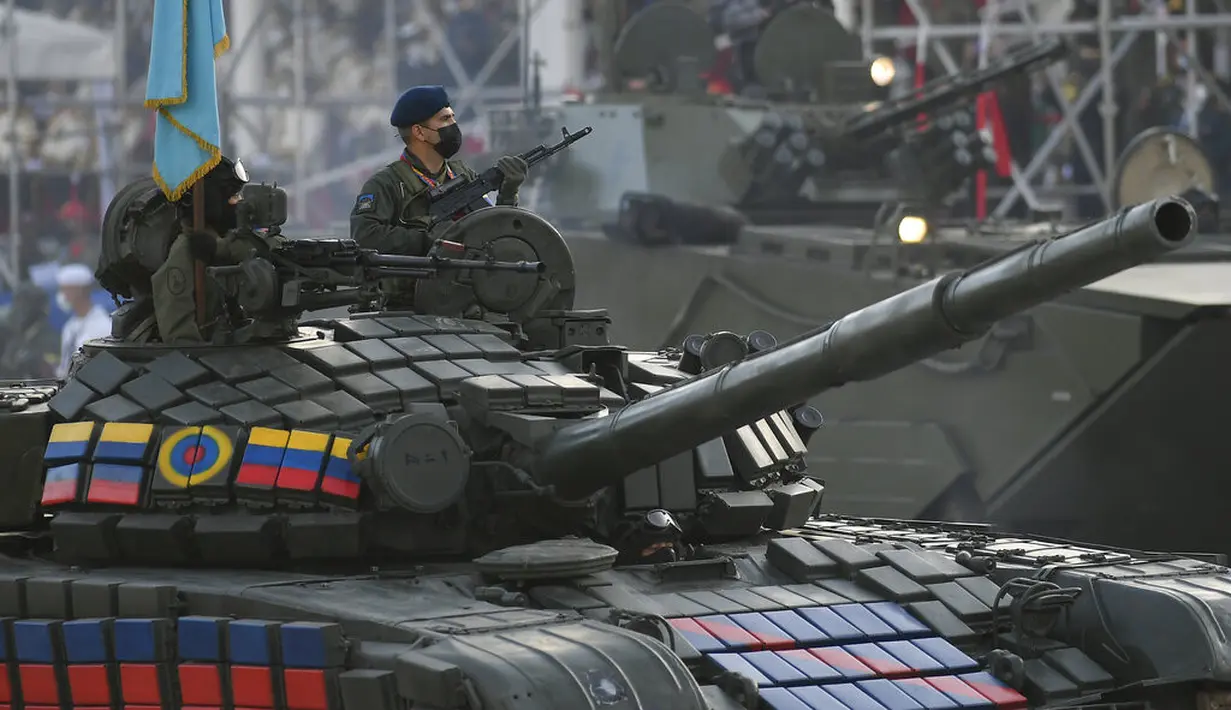 Sebuah tank melaju selama parade militer menandai Hari Kemerdekaan di Caracas, Venezuela, Senin (5/7/2021). Venezuela menandai 210 tahun deklarasi kemerdekaan mereka dari Spanyol. (AP Photo/Matias Delacroix)