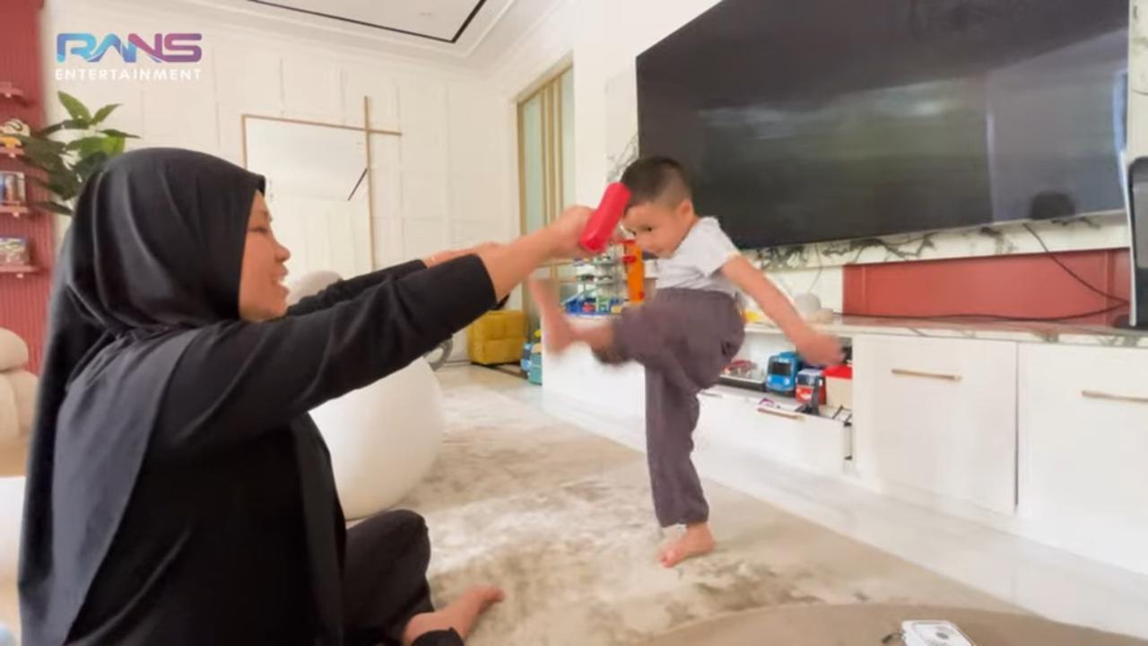 Potret Rayyanza Baru Sembuh Sakit Langsung Latihan 'Wamil' Bareng Sus Rini, Ikuti Semua Instruksi dengan Penuh Semangat