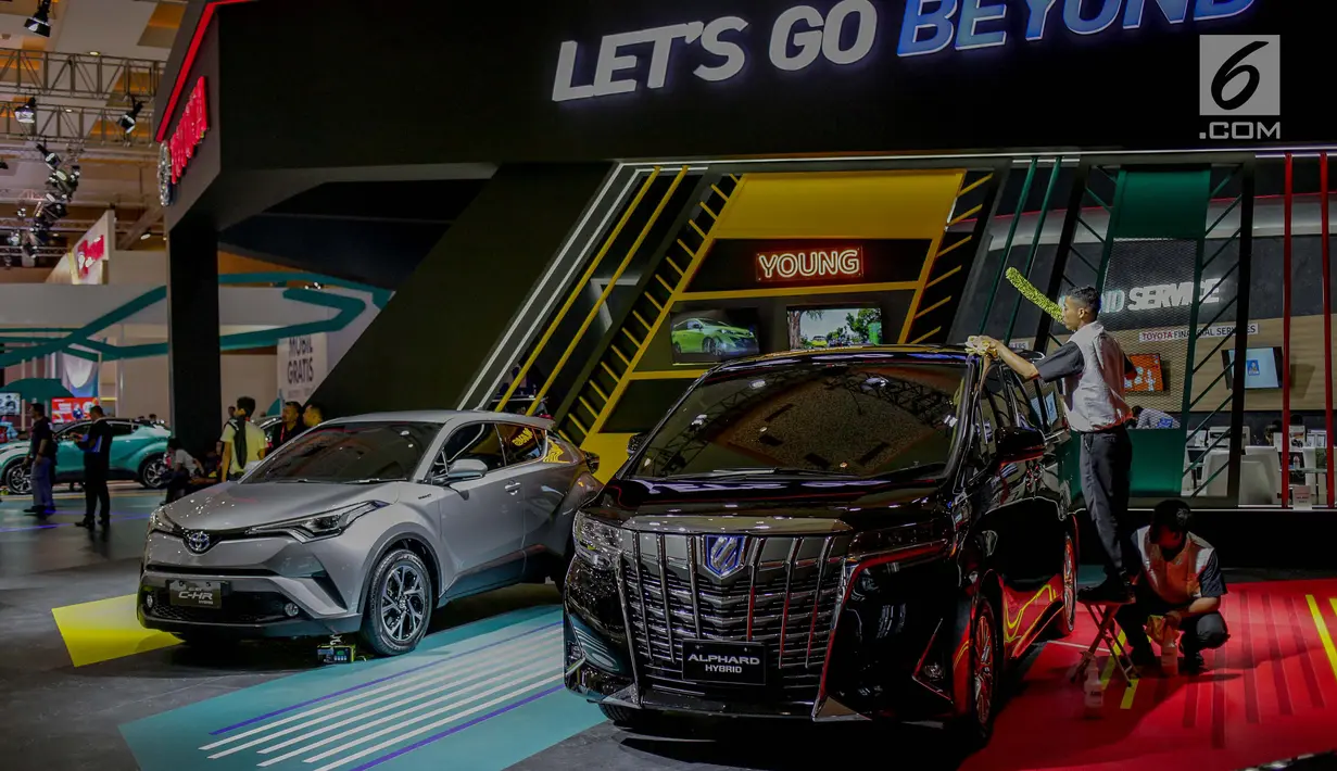 Petugas membersihkan produk terbaru Toyota Alphard Hybrid yang dipamerkan dalam pembukaan Indonesia International Motor Show (IIMS 2019) di JIExpo Kemayoran, Jakarta, Kamis (25/4). Pameran industri otomotif tersebut berlangsung 25 April - 5 Mei 2019. (Liputan6.com/Faizal Fanani)