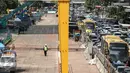 Suasana sepi pembangunan Stasiun Mass Rapid Transit (MRT) Jakarta di Kawasan Bundaran Hotel Indonesia, Jakarta Pusat, Kamis (31/12). Pengerjaan proyek MRT dihentikan sementara untuk peringati tahun baru. (Liputan6.com/Faizal Fanani)