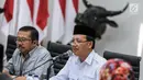 Sekda Jawa Barat, Iwa Karniwa (kanan) memberikan sambutan di kantor DPP PDIP, Jakarta, Jumat (7/7). Kehadiran Iwa mendatangi DPP PDIP untuk  pendaftaran sebagai calon gubernur Jawa Barat untuk Pilkada 2018 melalui PDIP. (Liputan6.com/Faizal Fanani)