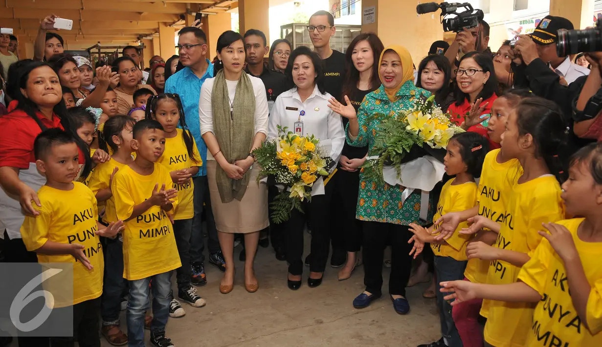 Pemprov DKI Jakarta dan Inspiration Factory Foundation meresmikan Dream Program di Rusun Cipinang Besar Selatan, Jakarta, Rabu (27/4). Program tersebut untuk memantau keterampilan hidup agar anak-anak berani bermimpi. (Liputan6.com/Gempur M Surya)