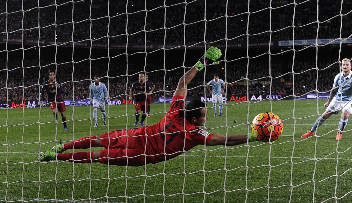 Pemain Celta Vigo, John Guidetti (kanan) saat mencetak gol ke gawang Barcelona pada lanjutan La Liga Spanyol di Stadion Camp Nou, Barceloa, Senin (15/2/2016) dini hari WIB. (AFP/Josep L
