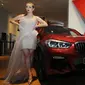 Model berpose di samping The All New BMW X4 First-ever seri terbaru saat peluncuran di Jakarta, Kamis (7/2). BMW X4 adalah versi xDrive30i M Sport X  mesin 4 silinder Valvetronic TwinPower Turbo Double VANOS berkapasitas 2.000cc. (Merdeka.com/Dwi Narwoko)