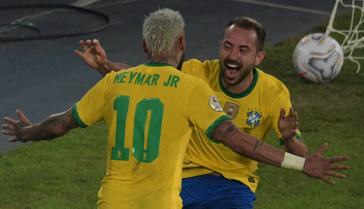 Gelandang timnas Brasil, Everton Ribeiro berselebrasi dengan rekannya Neymar setelah mencetak gol ke gawang Peru pada laga Copa America 2021 di stadion Nilton Santos, Jumat (18/6/2021). Brasil menang 4-0 atas Peru lewat gol Alex Sandro, Neymar, Everton Ribeiro dan Richarlison. (CARL DE SOUZA/AFP)