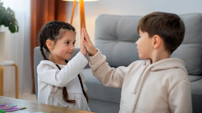 7 Tips Agar Anak Berani Mencoba Hal Baru untuk Tumbuh Percaya Diri