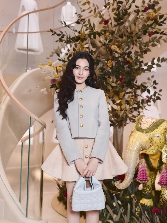6 Gaya Selebriti Dunia Kenakan Dior Toujours Hobo, dari Jisoo hingga Irene Kim