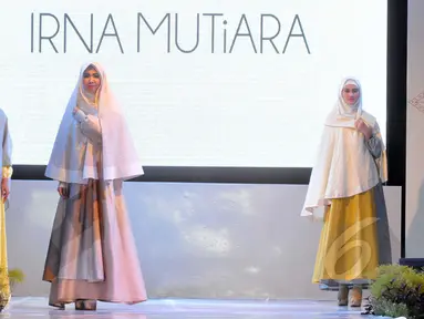 Model memperagakan busana rancangan Irna Mutiara dan siswi SMK binaan di Kudus, Jawa Tengah, Rabu (11/3/2015). Fashion show tersebut merupakan bagian dari peresmian SMK NU Banat sebagai sekolah fashion, khusus busana muslim. (Liputan6.com/Panji Diksana)