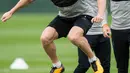 Gelandang Liverpool, James Milner, tampak serius saat melakukan sesi latihan jelang laga  kualifikasi liga Champions di Melwood, Liverpool, Selasa (22/8/2017). Liverpool akan menghadapi Hoffenheim. (AFP/Oli Scarff)