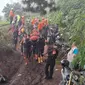 Sebanyak 8 korban erupsi Gunung Marapi, Sumatera Barat, berhasil dievakuasi tim gabungan pada proses evakuasi Selasa (5/12/2023). (Liputan6.com/ Novia Harlina)