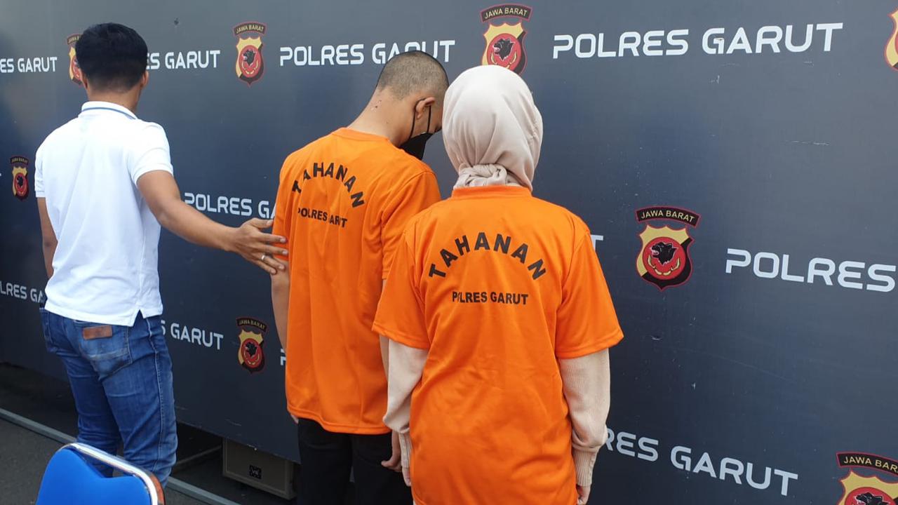AD (23) dan NR (20) pasangan sejoli mahasiswa sebuah Perguruan Tinggi di Garut, Jawa Barat, tega melakukan aborsi janin hasil buah cinta terlarang mereka di luar nikah. (Liputan6.com/Jayadi Supriadin)