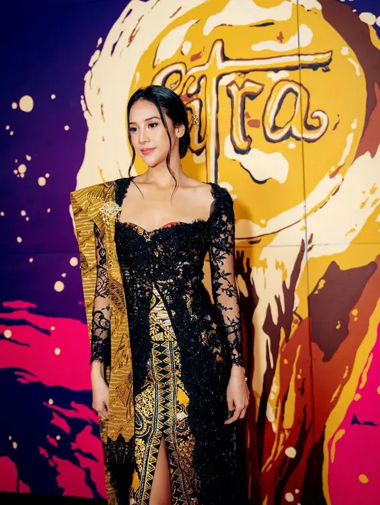 Anya Geraldine memakai kebaya hitam modern rancangan Anne Avantie dengan aksen kain emas yang berbelah tinggi [@anyageraldine]