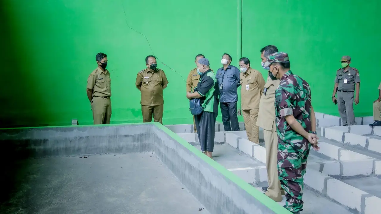 Bupati Jember Hendy Siswanto saat meninjau budidaya maggot. (Istimewa).