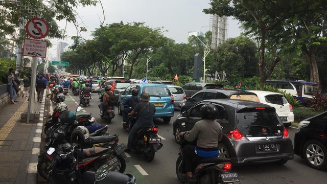 Lalu lintas depan TVRI macet total imbas aksi demo mahasiswa di DPR/MPR