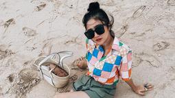 Kacamata menjadi salah satu fashion item yang tak boleh dilewatkan bagi wanita 26 tahun ini saat berlibur. (FOTO: instagram.com/febbyrastanty/)