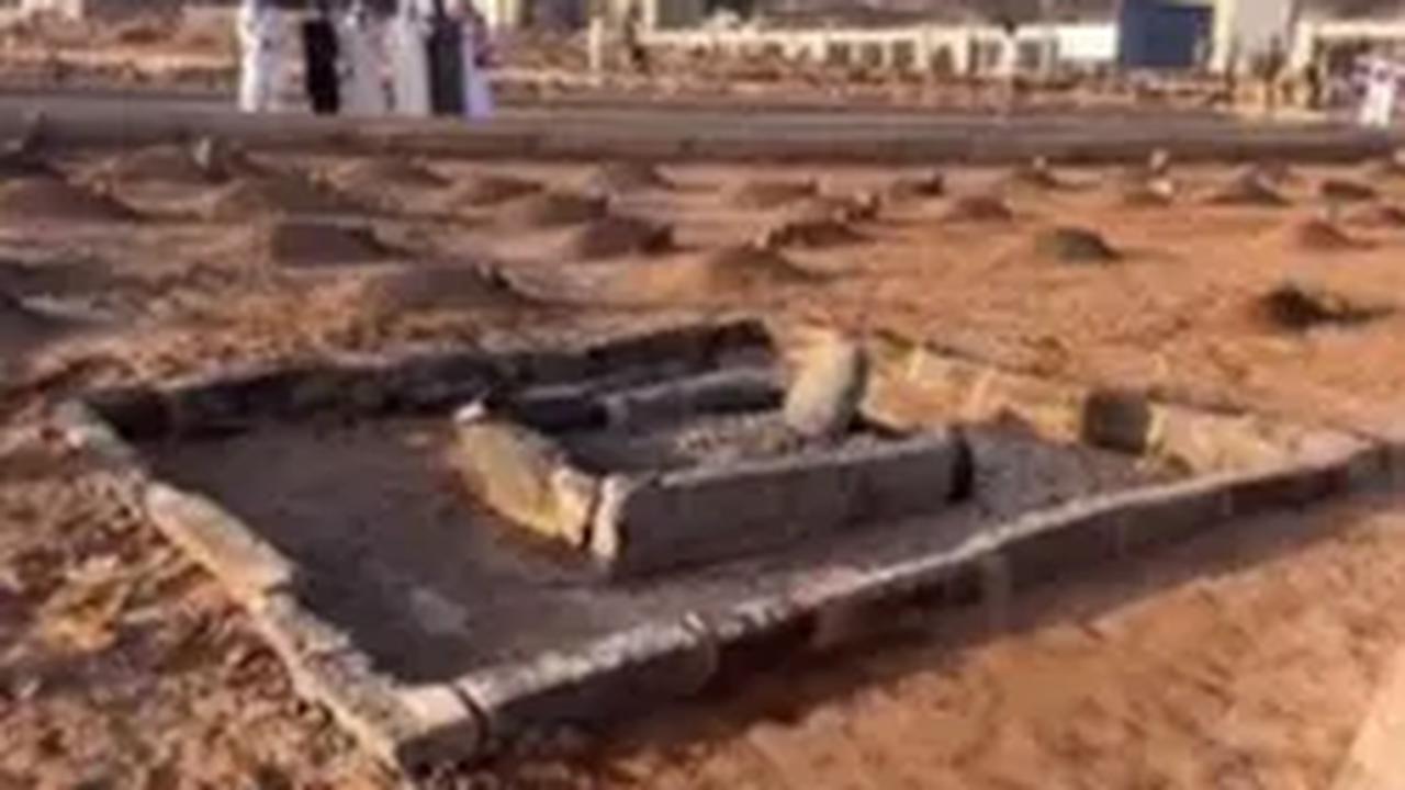 "Inilah makamnya putra Nabi Muhammad SAW yang bernama Sayyidina Ibrahim," jelasnya.