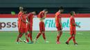 <p>Para pemain Persija Jakarta tampak lesu setelah ditahan imbang 1-1 Bali United pada laga pekan ke-13 BRI Liga 1 2023/2024 di Stadion Patriot Candrabhaga, Bekasi, Minggu (24/9/2023). (Bola.com/M Iqbal Ichsan)</p>