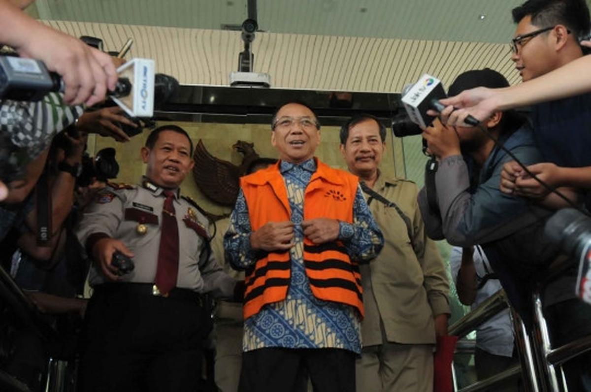Keluar dari KPK, Jero Wacik tebar senyuman usai diperiksa