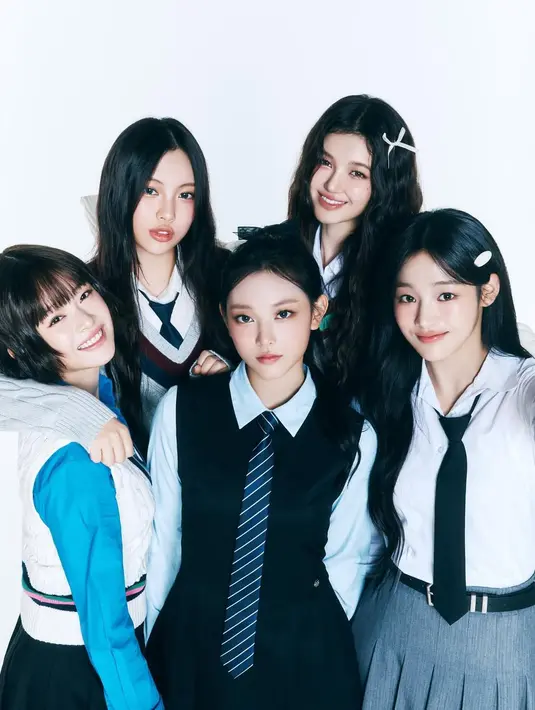Berbalut seragam sekolah, gaya member NewJeans jadi inspirasi banyak siswi di seluruh dunia [@newjeans_official]