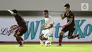 Pemain PSS Sleman, Irfan Jaya (tengah), berusaha melewati pemain PSM Makassar pada laga perebutan juara tiga Piala Menpora 2021 di Stadion Maguwoharjo, Sleman, Sabtu (24/4/2021). PSS Sleman mengalahkan PSM Makassar dengan skor 2-1. (Bola.com/M Iqbal Ichsan)