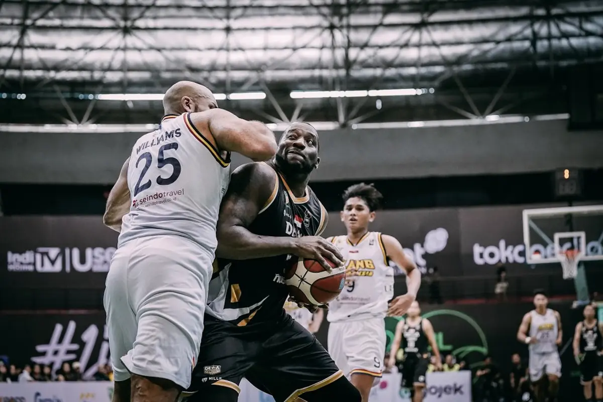 Pemain asing Dewa United Anthony Johnson beraksi pada lanjutan IBL 2023