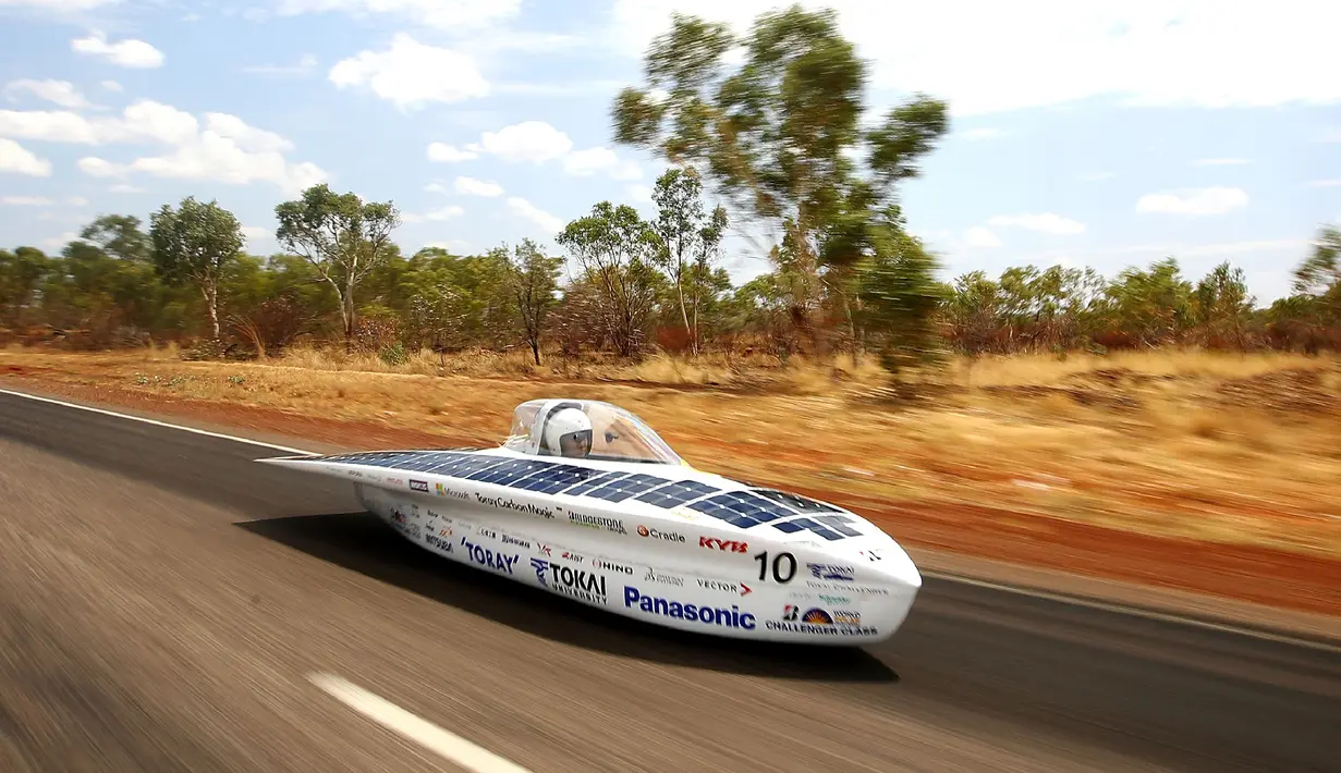 Mobil tenaga surya dari Universitas Tokai melaju ke arah Tennants Creek pada hari kedua balapan di Australia (9/10). Para peserta balapan ini harus melewati lintasan sepanjang 3.000 kilometer. (AFP Photo/World Solar Challenge 2017/Mark Kolbe)