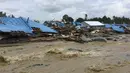 Sejumlah rumah roboh akibat banjing bandang di Kabupaten Sentani, Jayapura, (17/3). Banjir bandang Sentani menewaskan 70 orang dan puluhan luka-luka. (AFP/Netty Dharma Somba)