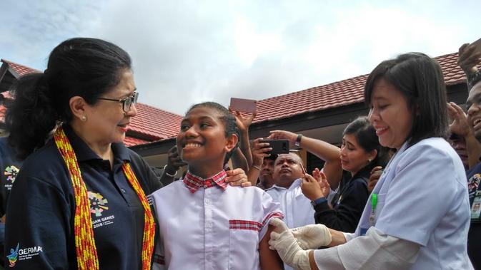 Menkes Nila Dampingi Anak Papua Barat Imunisasi MR