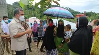 Sekjen DPP Partai Gerindra Ahmad Muzani meninjau pengungsian korban gempa Sulbar di Kecamatan Simboro, Mamuju, Sulawesi Barat. (Istimewa)