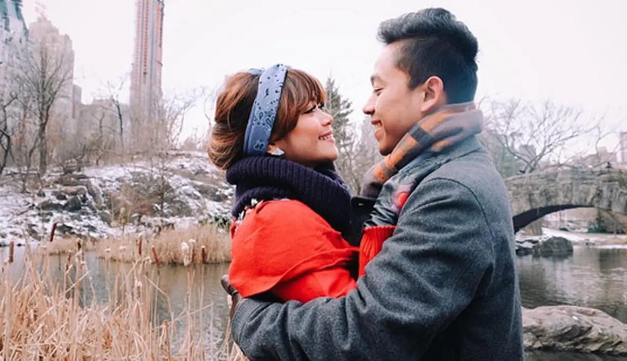 "Kita kenalnya dijodohin. Kita dikenalin dengan posisi Surya yang jauh banget, nggak di Indonesia. Makanya nggak ada kenalan jabat tangan 'halo saya surya, saya sheza,' nggak kayak gitu,” ujar Sheza. (Instagram/shezaidris)