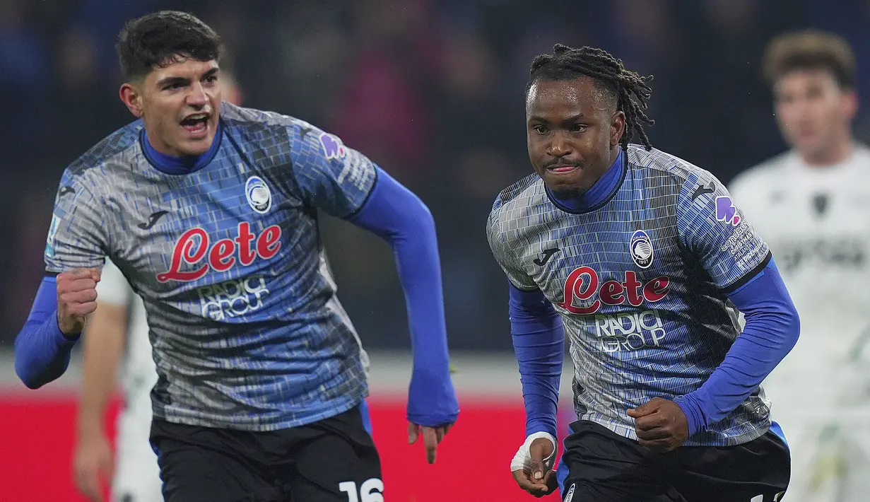Pemain Atalanta, Ademola Lookman (kanan) mengenakan jersey spesial Natal saat merayakan golnya ke gawang Empoli pada laga lanjutan Liga Italia 2024/2025 di Gewiss Stadium, Bergamo, Italia, Minggu (22/12/2024) waktu setempat. (AP Photo/LaPresse/Spada)